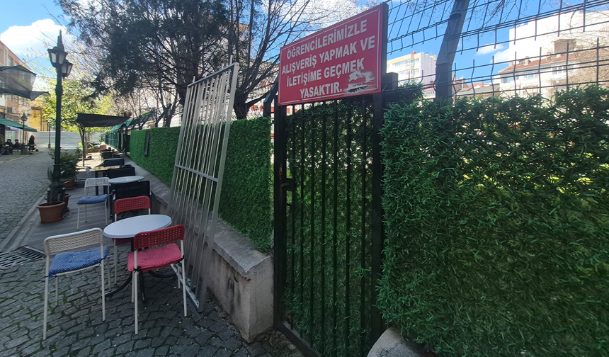 Eskişehir’de Bir Okulun Bahçesine Asılan Not Dikkat Çekti!