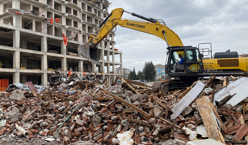 Eskişehir'de Çöken İş Yerinin Yanındaki Yapı Yıkıldı!