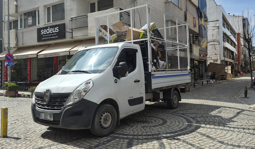 Eskişehir'de Dar Sokakta Hatalı Park Adeta Trafiği Felç Etti