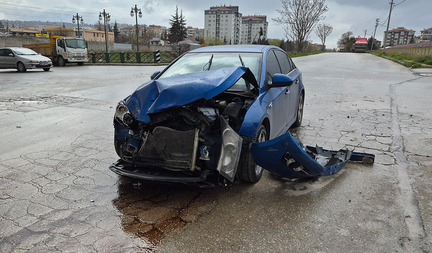 Eskişehir’de Dur Levhasına Uymayan Sürücü Çöp Kamyonuna Çarptı!