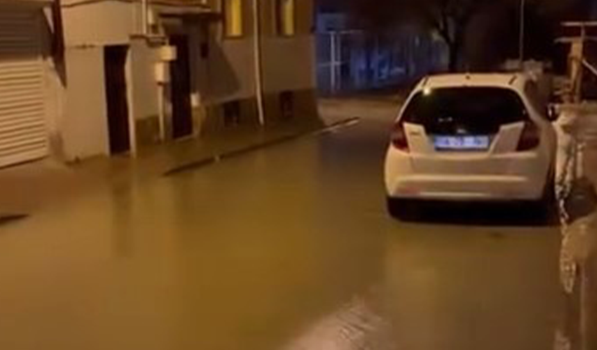 Eskişehir’de Etkili Olan Yağışla Sokaklar Adeta Göle Döndü!