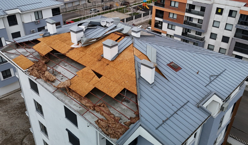 Eskişehir’de Fırtına Nedeniyle Binanın Çatısı Uçtu!