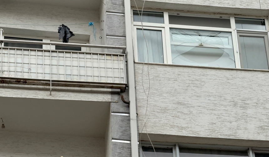 Eskişehir’de Fırtınada Kırılan Cam Vatandaşın Üzerine Düştü!