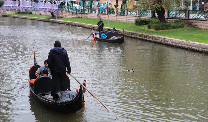 Eskişehir'de Gondollara Eşlik Eden Ördekler İlgi Odağı Oldu!
