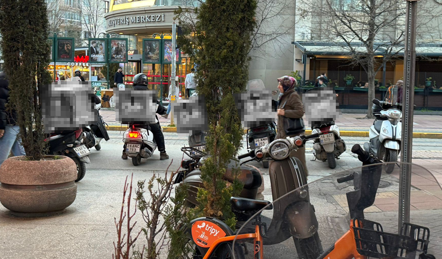 Eskişehir’de Hatalı Park Eden Motosikletler Tepki Topluyor!