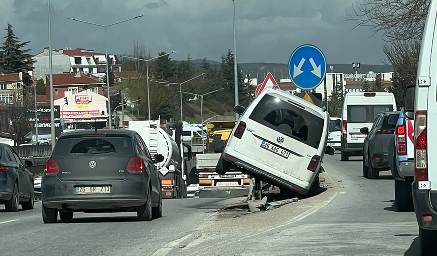 Eskişehir’de Korkutan Kaza! Araç Bariyerlerde Asılı Kaldı!