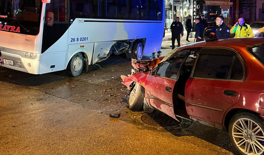 Eskişehir’de Korkutan Kaza! Otomobil Minibüse Çarptı!