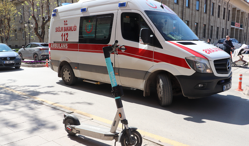 Eskişehir’de Otomobil Scooter’a Çarptı! Genç Kız Yaralandı
