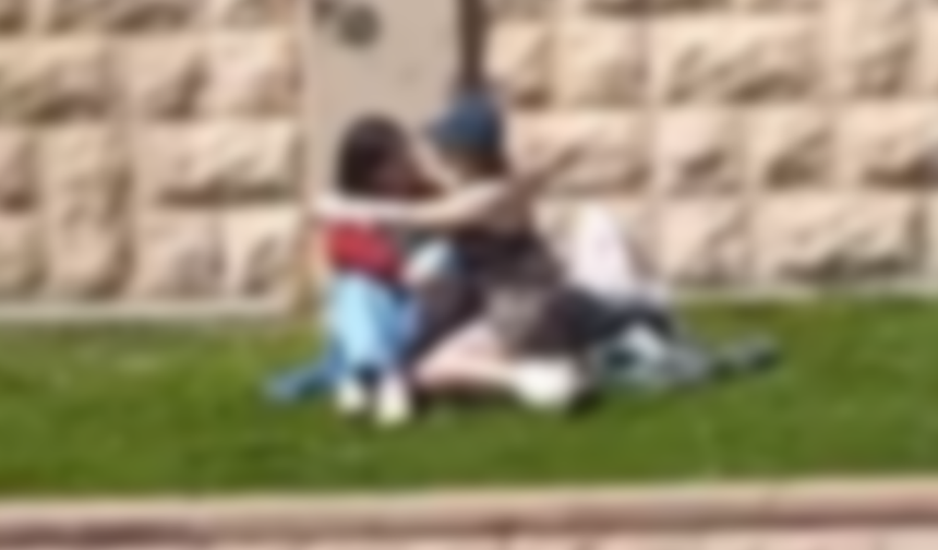 Eskişehir’de Porsuk Kenarında 2 Genç Kızdan Şok Eden Görüntüler!