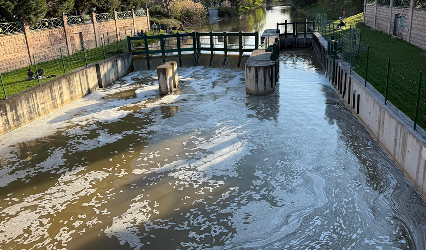 Eskişehir’in Simgesi Porsuk Çayı’nın Yüzeyi Köpükle Kaplandı