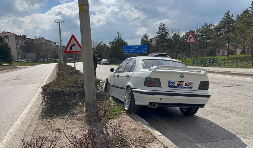 Eskişehir’de Refüje Çıkan Otomobilin Sürücüsü Yaralandı!
