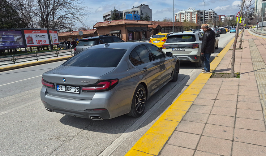 Eskişehir’de Yaya Geçidi Önündeki Kaza Ucuz Atlatıldı!