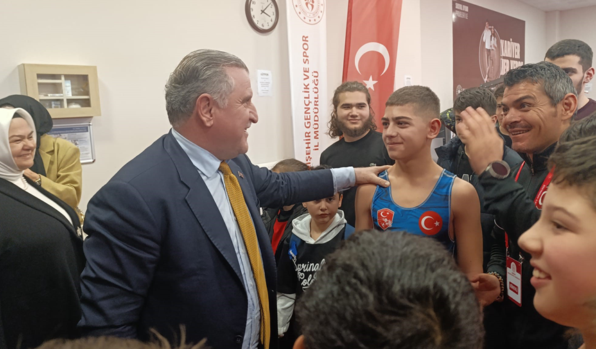 Eskişehirli Başarılı Güreşçi Türkiye'yi Temsil Etmeye Hazırlanıyor!