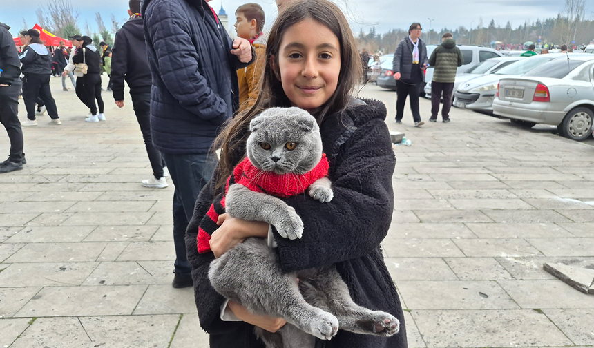 Eskişehirsporlu Minik Taraftar Maça Kedisiyle Geldi!