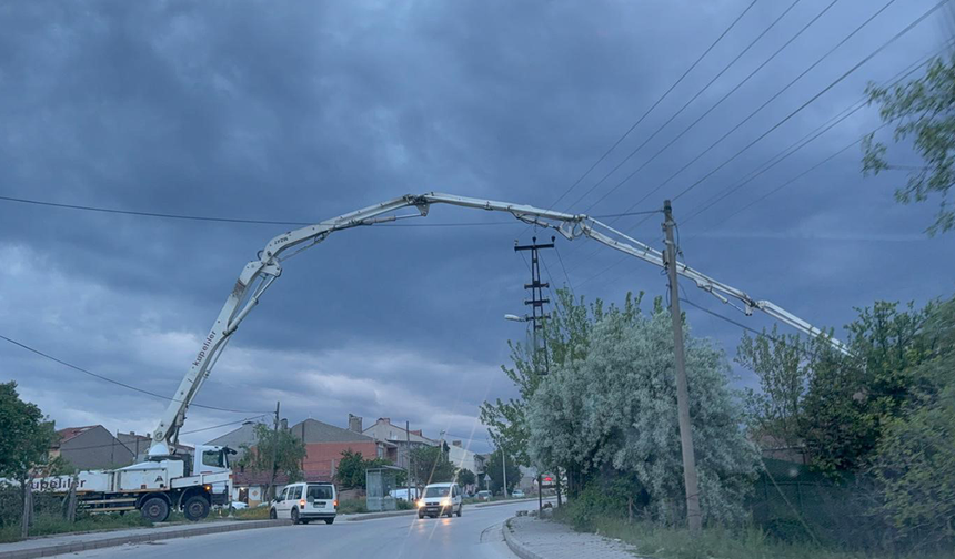 Eskişehir’de Akan Trafiğin Üzerinden Yapılan Beton Aktarımı Tepki Çekti!