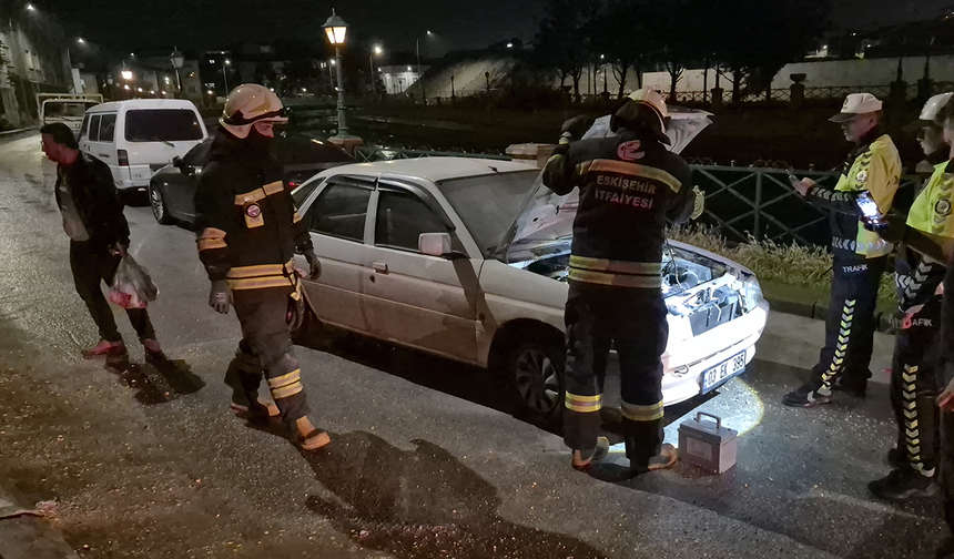 Eskişehir’de Akaryakıt İstasyonuna Yakın Bölgede Araç Alev Aldı!