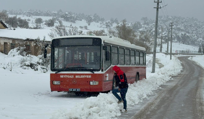 Eskişehir’de Etkili Olan Kar Yağışı Nedeniyle Yollar Kapandı