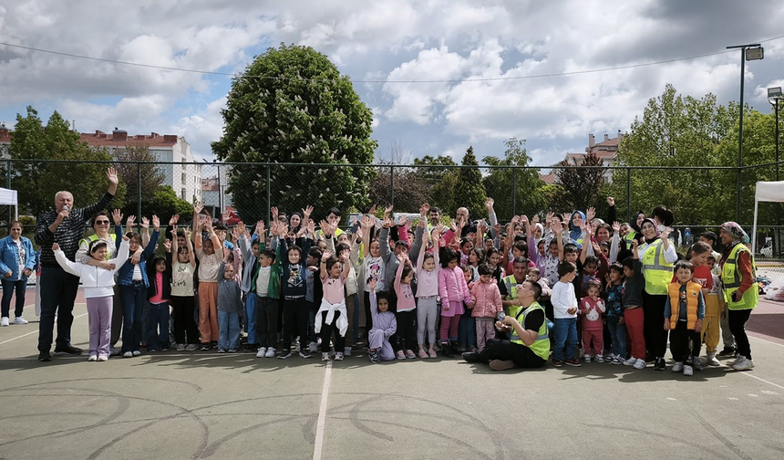 Eskişehir’de Hayırseverler Bayram Öncesi 300 Çocuğa Umut Oldu!