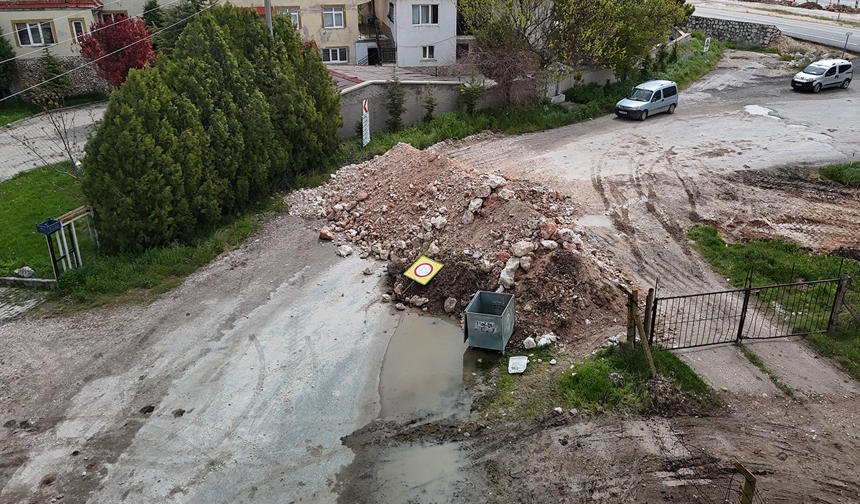 Eskişehir’de Mahalle Girişini Kapatan Yol Çalışmasına Vatandaşlar İsyan Etti!