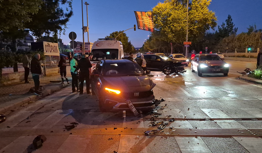 Eskişehir’de Kavşakta Feci Çarpışma: 2 Kişi Yaralandı!