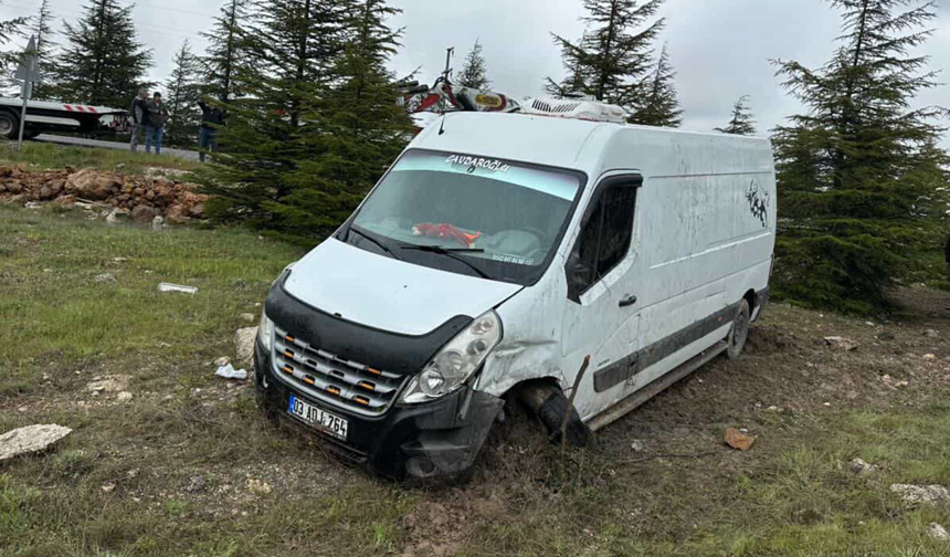 Eskişehir’de Kontrolden Çıkan Minibüs Yol Kenarına Savruldu!