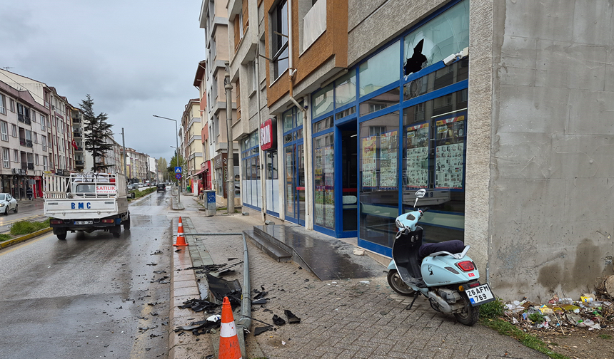 Eskişehir’de Kontrolden Çıkan Otomobil Market Camını Kırdı