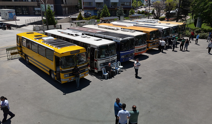 Eskişehir’de Nostalji Rüzgarı! Klasik Otobüsler Büyük İlgi Gördü!