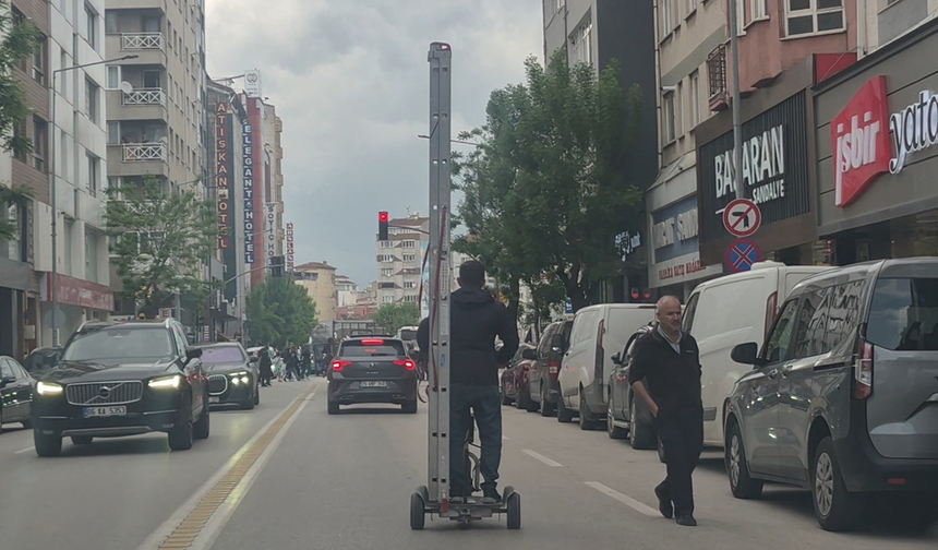 Eskişehir’de Pes Dedirten Görüntü! Scooterla Merdiven Taşıdı