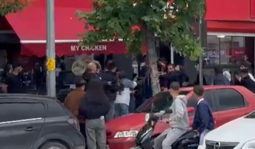 Eskişehir'de Sokak Ortasında Yumruk Yumruğa Kavga!