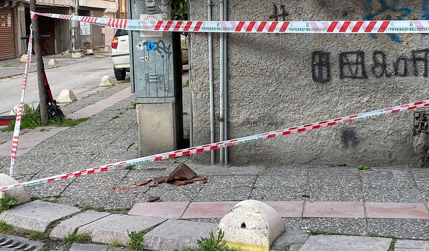 Eskişehir’de Tehlike Saçan Bina İçin Emniyet Şeritli Önlem!