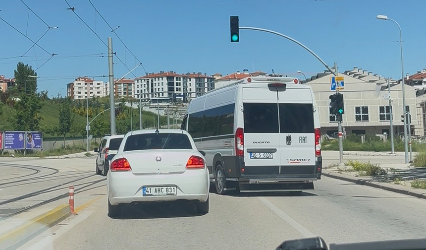 Eskişehir’de Gergin Anlar! Servis Aracını Otomobilin Üzerine Sürdü!