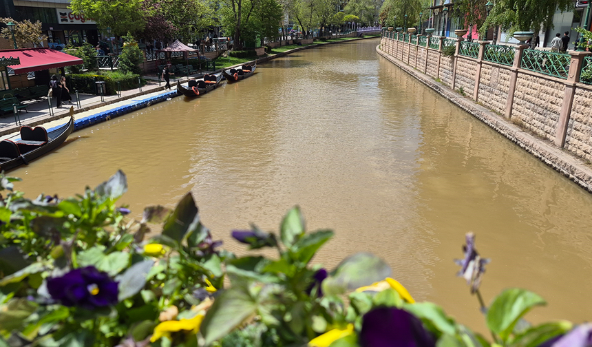 Eskişehir'de Yoğun Yağış Sonrası Porsuk’un Rengi Değişti!