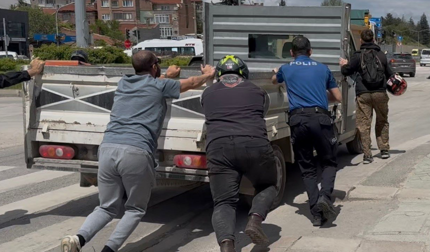 Eskişehir’de Yolda Kalan Kamyonet İçin Polis ve Vatandaşlar Seferber Oldu!