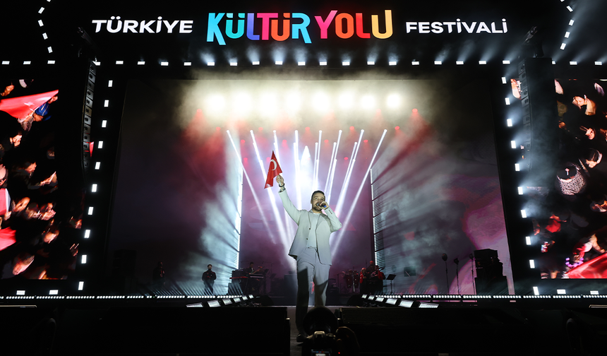 Ünlü Şarkıcı Türkler Geliyor Marşını İlk Kez Eskişehir’de Seslendirdi!