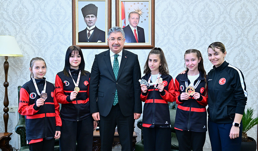 Vali Yılmaz Eskişehir’in Şampiyon Sporcularını Makamında Ağırladı!
