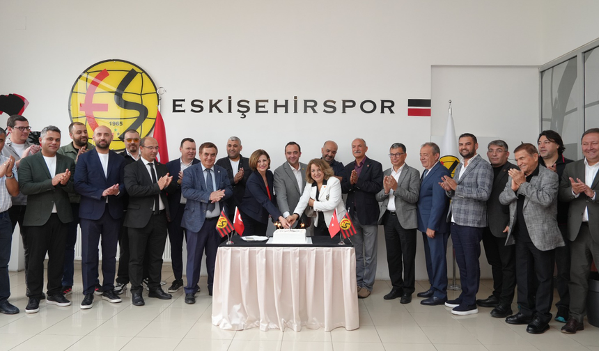 Başkan Ünlüce’den Kuruluş Yıl Dönümünde Eskişehirspor’a Ziyaret!