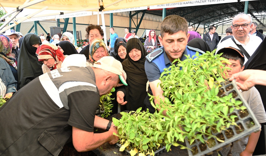 Eskişehir Vatandaşlara 10 Bin Adet Sebze Fidesi Dağıtıldı!