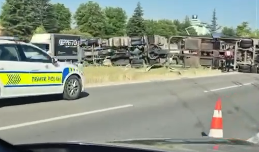 Eskişehir Yolunda Facia! Tır Refüje Devrildi, Servis Aracı Ters Şeride Uçtu!