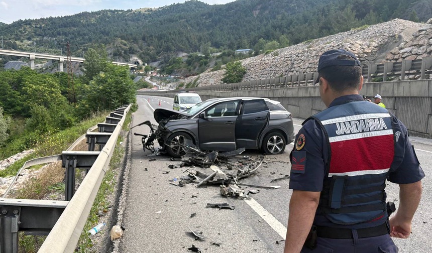 Eskişehir Yolunda Otomobil Tıra Çarptı! 2 Yaralı