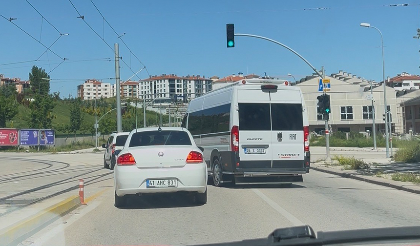 Eskişehir'de Trafiği Birbirine Katan Servise Ceza Kesildi!