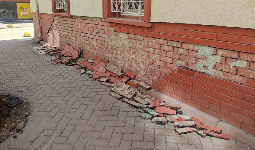 Eskişehir’de Cami Duvarının Tuğlaları Kaldırıma Döküldü!