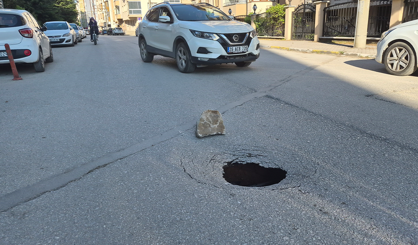 Eskişehir'de Çöken Yol Adeta Kazalara Davetiye Çıkarıyor!