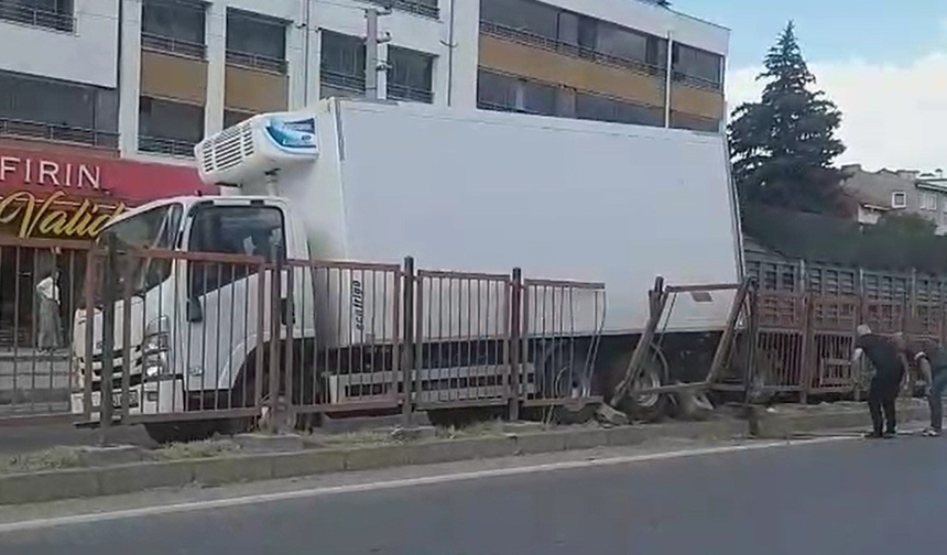 Eskişehir’de El Freni Çekilmeyen Kamyon Akan Trafiğe Daldı!