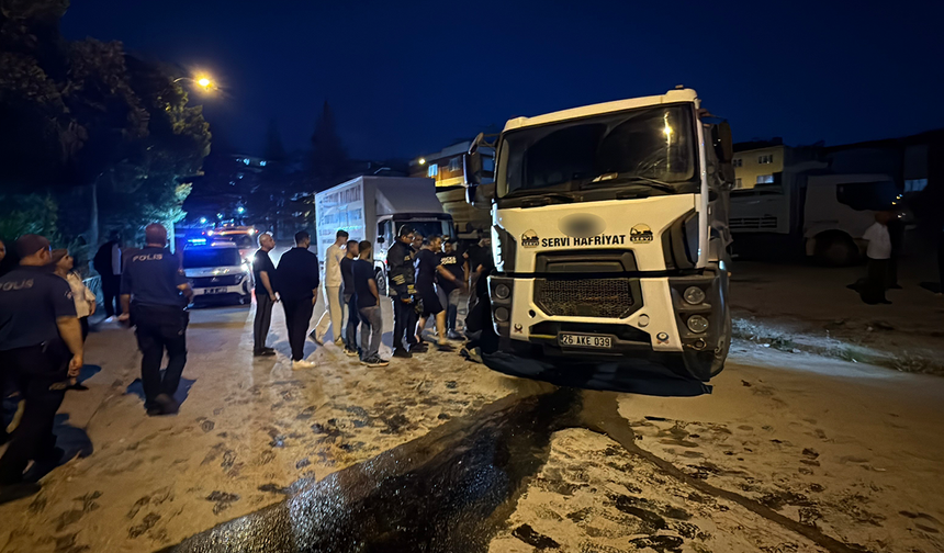 Eskişehir'de Facia Ucuz Atlatıldı! Freni Boşalan Kamyon Parka Metreler Kala Durabildi!