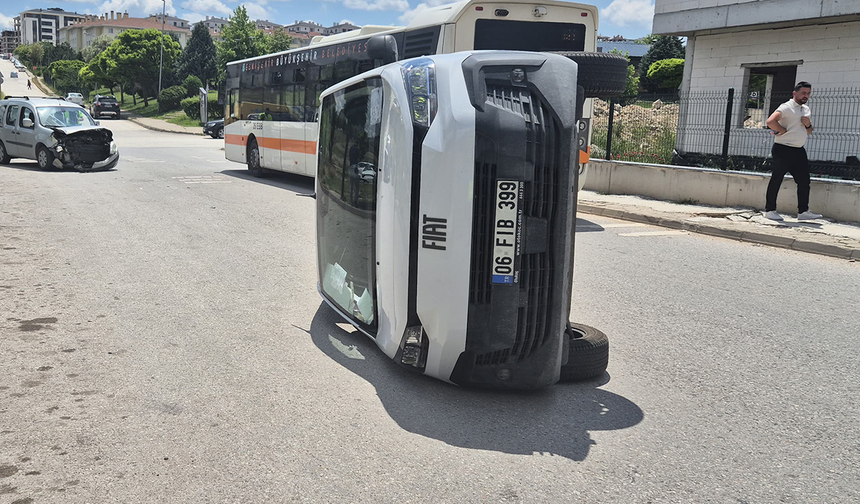 Eskişehir’de Hafif Ticari Aracın Çarptığı PTT Aracı Devrildi!