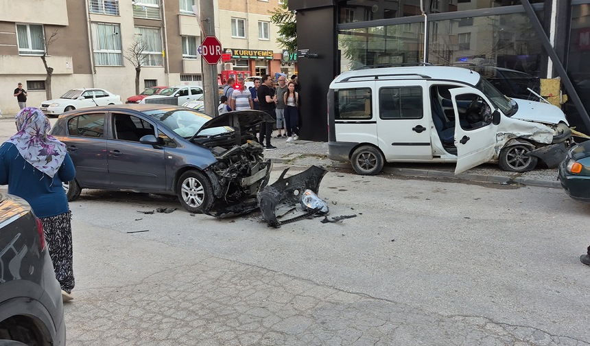 Eskişehir’de Kavşakta Meydana Gelen Kazada 2 Kişi Yaralandı!