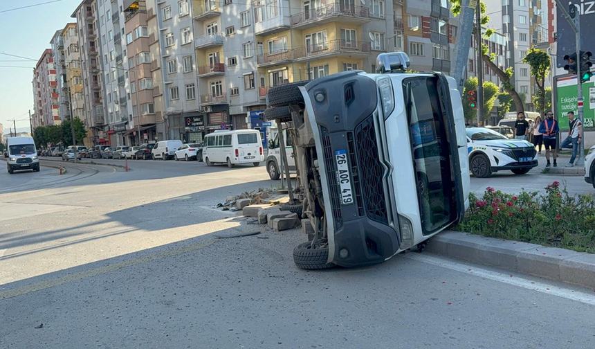 Eskişehir’de Midibüsün Çarptığı İşçi Servisi Devrildi!