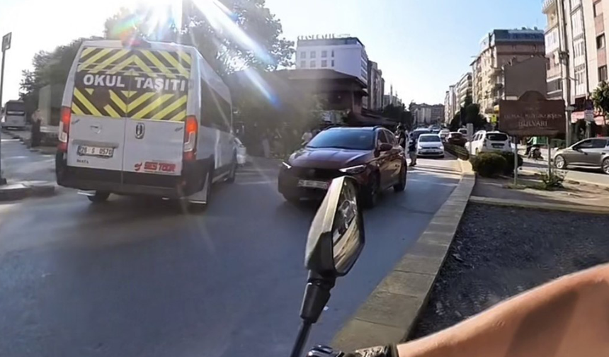 Eskişehir’de Servis Aracının Tehlikeli Manevrası Kazaya Davetiye Çıkardı!