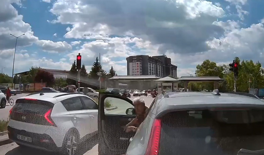 Eskişehir’de Yeşil Işıkta Dörtlüleri Yakıp Bekleyen Sürücü Trafiği Felç Etti!