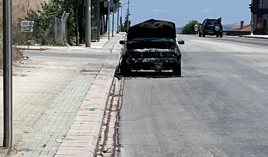 Eskişehir'de Yol Kenarındaki Yanmış Araç Merak Uyandırdı!